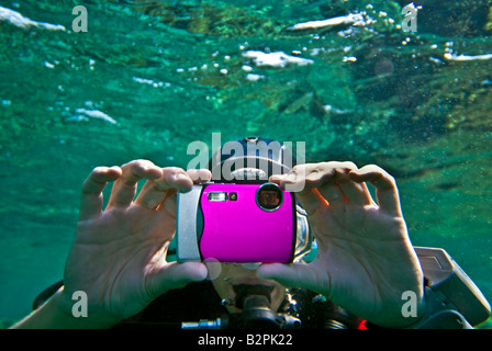 Mädchen Woman She Taucher Unterwasser-Fotografen fotografieren Kamera kleine kompakte engen Taucher Tauchen rosa lila Lila lila Silber Stockfoto