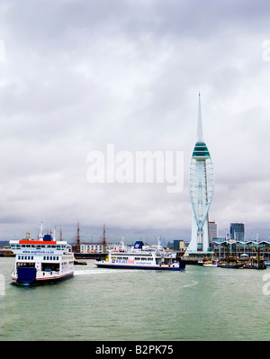 SpinnakerTower in Portsmouth Harbour England UK mit zwei Fährverbindungen, die Isle Of Wight Stockfoto