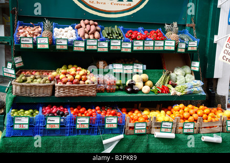 Obst und Gemüse vor einem Geschäft in St. Ives. Stockfoto