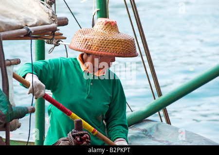 Asiatische Frau, die Arbeiten am Boot in Hongkong China Stockfoto