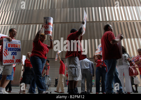 Verizon Arbeitnehmer halten eine informative Streikposten vor Verizon-Hauptquartier in New York vor dem Ablauf ihres Vertrages Stockfoto