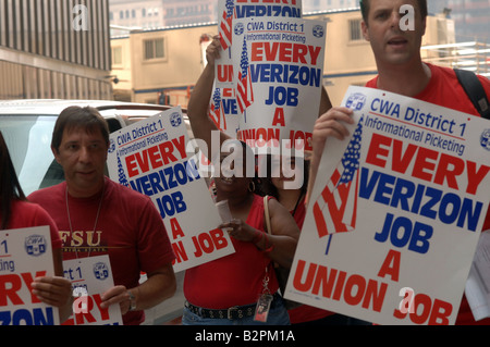 Verizon Arbeitnehmer halten eine informative Streikposten vor Verizon-Hauptquartier in New York vor dem Ablauf ihres Vertrages Stockfoto