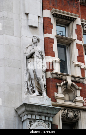 Statue der menschlichen Figur Kunst an viktorianischen Fassade im neuen Bond Street London England Stockfoto