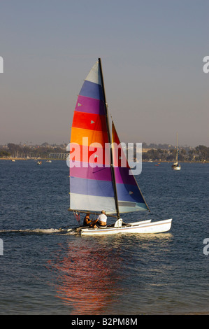 Zwei Männer sind in Mission Bay San Diego Kalifornien Segeln. Stockfoto