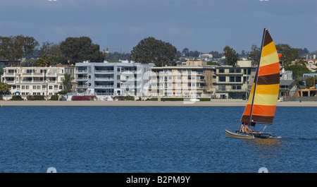 Ein junges Paar segelt in Richtung Eigentumswohnungen in Mission Bay San Diego Kalifornien Stockfoto