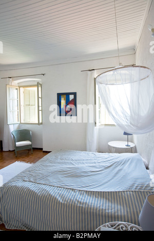 Helle und luftige mediterrane Schlafzimmer Stockfoto