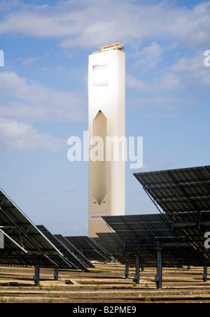 Spiegel konzentrieren Sonnenlicht auf Solarturm, Sevilla, Spanien Stockfoto