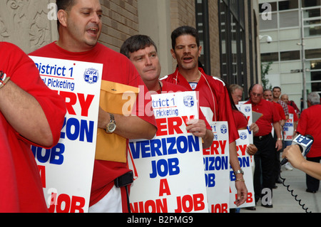 Verizon Arbeitnehmer halten eine informative Streikposten vor Verizon-Hauptquartier in New York vor dem Ablauf ihres Vertrages Stockfoto