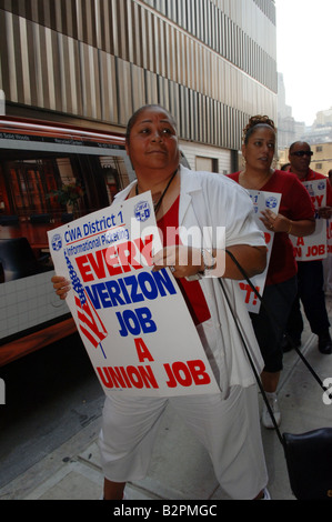 Verizon Arbeitnehmer halten eine informative Streikposten vor Verizon-Hauptquartier in New York vor dem Ablauf ihres Vertrages Stockfoto