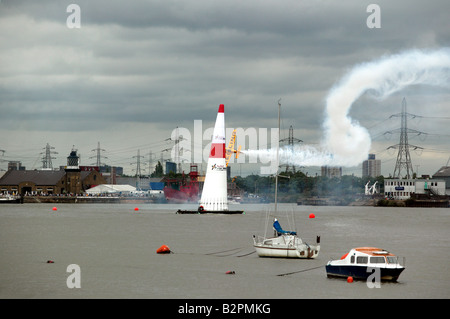 Nigel Lamb verhandelt in der Schikane in seinem Flugzeug MXS während 2008 Red Bull Air Race in London Stockfoto