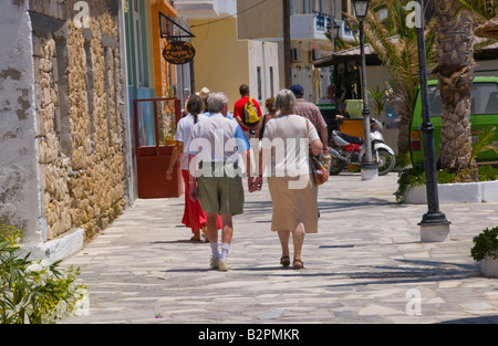 Menschen zu Fuß durch die engen Gassen in Myrtos auf der griechischen Mittelmeer Insel von Kreta GR EU Stockfoto