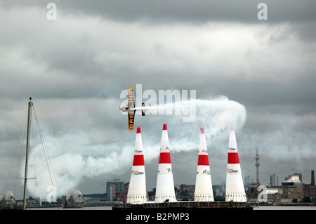 Nigel Lamb verhandeln die Quadro in seinem Flugzeug MXS während 2008 Reb Bull Air Race in London Stockfoto