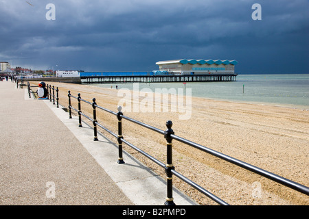 Seebrücke und Strandpromenade Promenade in Herne Bay Kent Stockfoto