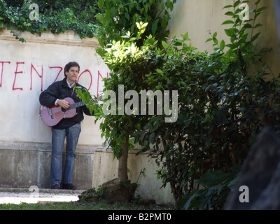 Mann spielt Gitarre in der Park Villa Borghese in Rom Stockfoto