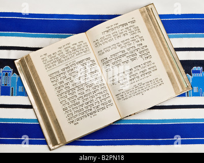 Ein jüdisches Gebetbuch oder Siddur, offen und auf der Oberseite einen jüdischen Gebetsschal oder Tallit Stockfoto