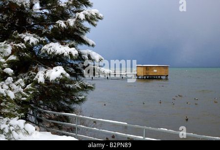 Ein Sturm nähert am Lake Tahoe im Winter sich Landschaftsversion Bergen kaum durch die Wolken sehen Stockfoto