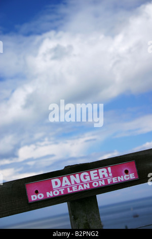 Gefahr stützen sich nicht auf Zaun-Warnschild Whitby North Yorkshire Vereinigtes Königreich Stockfoto