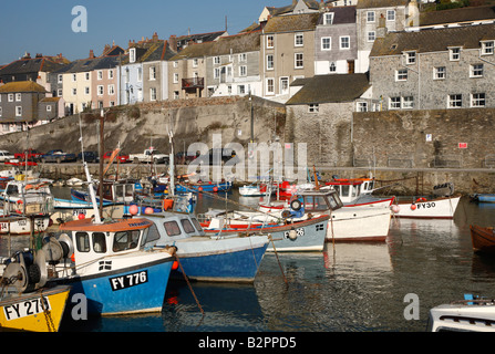 Boote im Hafen von Mevagissey, Cornwall UK. Stockfoto