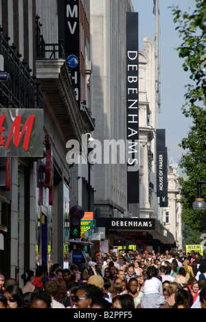 Masse von Käufern in Oxford Street London England Stockfoto