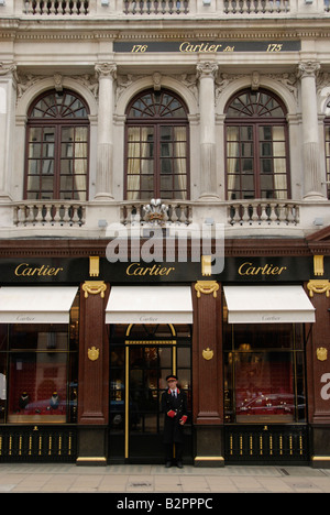 Türsteher stehen außen Cartier Juweliere in Old Bond Street London England Stockfoto