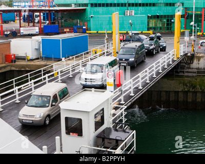 Autos der Verladung in ein Cross-Channel Fähre England UK Stockfoto
