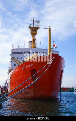 Die kanadische Küstenwache Icebreaker Louis S. St. Laurent neben in Halifax, Nova Scotia. Stockfoto