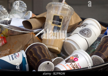 Ein überquellenden Papierkorb in New York mit Kaffeetassen von konkurrierenden Unternehmen gefüllt Stockfoto