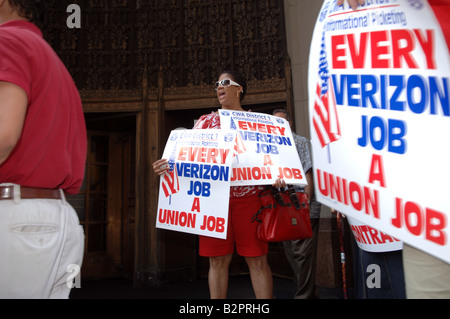 Verizon Arbeitnehmer halten eine informative Streikposten vor Verizon-Hauptquartier in New York vor dem Ablauf ihres Vertrages Stockfoto