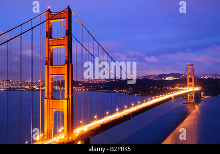 Golden Gate Bridge nach einem Wintersturm glüht vor dem Hintergrund von San Francisco und Twin Peaks Turm Stockfoto