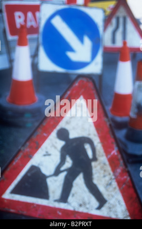 Impressionistische Montage gut gebrauchte Straßenbauarbeiten Zeichen einschließlich Roadworker Zapfen halten rechts Straße verengt und Rampe Stockfoto