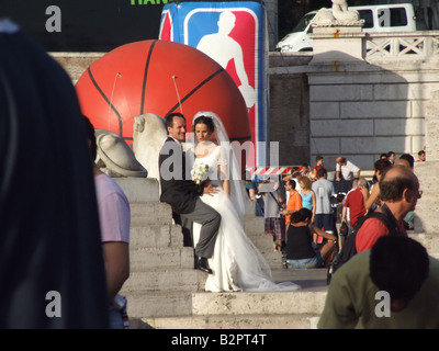 Hochzeitspaar posiert für Fotos in Piazza del Popolo Rom Stockfoto