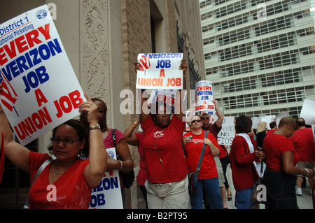 Verizon Arbeitnehmer halten eine informative Streikposten vor Verizon-Hauptquartier in New York vor dem Ablauf ihres Vertrages Stockfoto