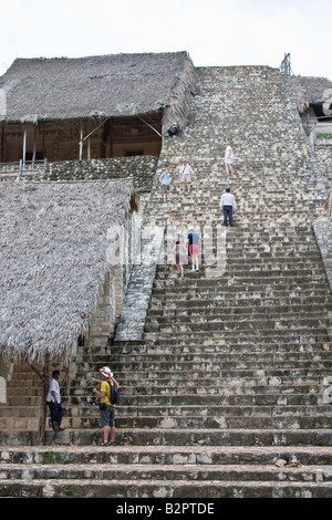 Touristen steigen die Pyramide des Akropolis-Struktur bei Ek Balam. Ek Balam ist ein Maya-archäologische Stätte in Mexiko Stockfoto