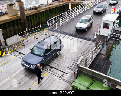 Autos der Verladung in ein Cross-Channel Fähre England UK Stockfoto