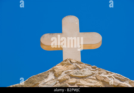 Kreuz auf kleine traditionelle Dorfkirche Myrtos auf der griechischen Mittelmeer Insel von Kreta GR EU Stockfoto