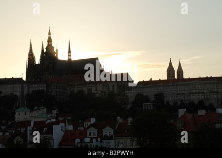 Ein Blick auf den Sonnenuntergang der Türme der St Vitus Cathedral und die beleuchtete Skyline von der Prager Burg Stockfoto