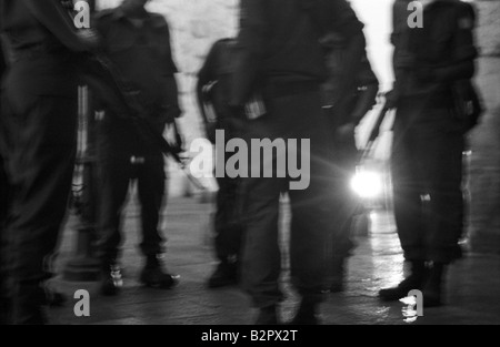 eine Gruppe israelischer Soldaten stehen in Jerusalem halten Ausschau über palästinensische civiliens Stockfoto