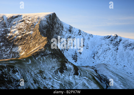 Scharfe Kante Ridge bedeckt in Schnee und Eis. Blencathra, Lake District National Park, Cumbria, England, Vereinigtes Königreich. Stockfoto