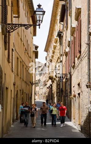 Altstadt mit vielen engen Gassen in Volterra Stockfoto