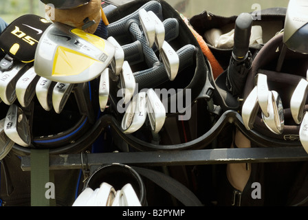 Golfclubs in Tasche am Einkaufswagen, Ansicht von oben Stockfoto
