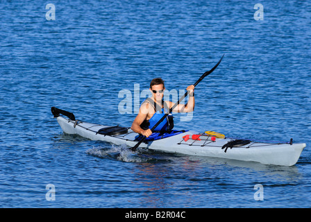 Sportlicher Mann ist an der Spitze in cal blauen Gewässern der Mission Bay San Diego Kalifornien textfreiraum Kajak. Stockfoto