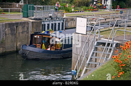 Narrowboat Segeln aus Schloß auf der Themse in Chertsey, Surrey, England Stockfoto