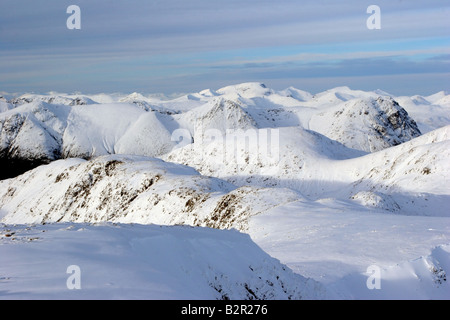 Blick über die Gipfel-s der Buachaille Etive Mor und auf Ben Nevis Stockfoto