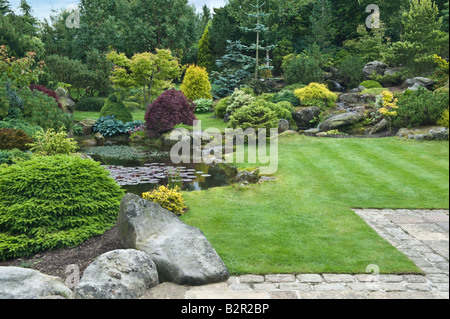 Gridstone Fels mit Pflanzen Terrasse und Teich im Garten-Design von Bahaa Seedhom North Yorkshire England Mai Stockfoto