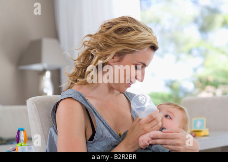 Mutter Flasche Feeds baby Stockfoto