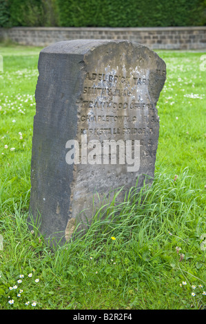 Alten Meilenstein zeigt Entfernungen Otley Straße Adel Leeds West Yorkshire England UK Europa Juli Stockfoto