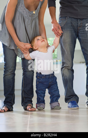 Baby Spaziergänge sieht für Eltern Stockfoto