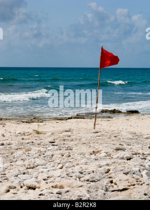 Rote Flagge an einem Strand in Mexiko kein Schwimmen Stockfoto