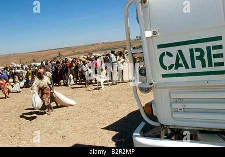 Nahrungsmittelhilfe für die Vertriebenen in einem Camp in Angola. Stockfoto