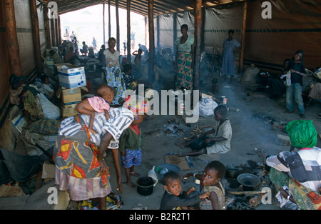 Vertriebene in behelfsmäßigen Hütte, Angola, Afrika Stockfoto